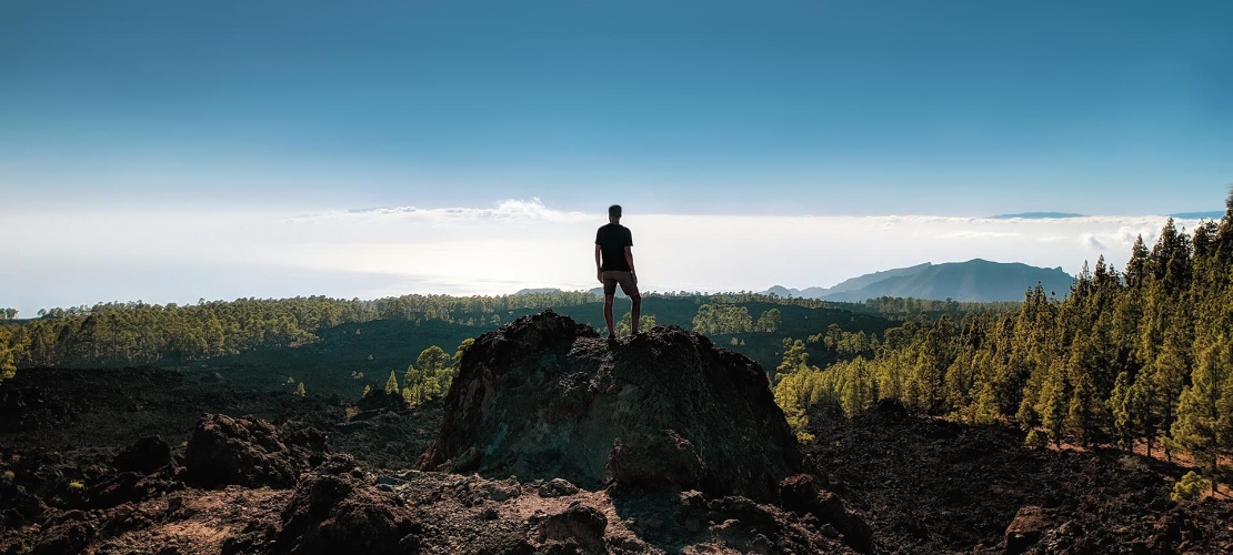 Turista contemplando a vista em Tenerife