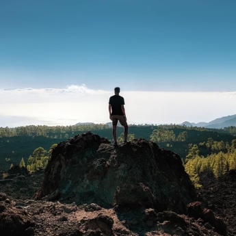 テネリフェ島の風景を見つめる旅行者