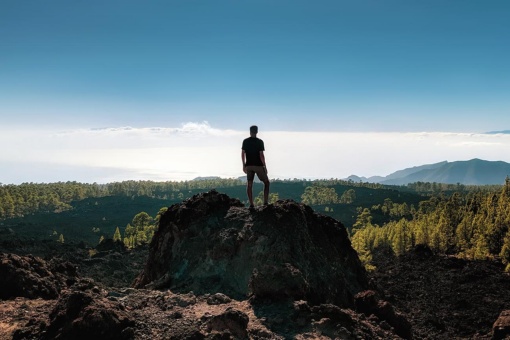  Ein Reisender genießt die Aussicht auf Teneriffa