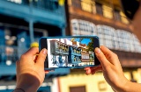 Turista che scatta una foto dei colorati balconi dell’Avenida Marítima a Santa Cruz de la Palma, La Palma