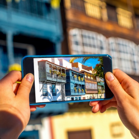 Turista fotografando as varandas coloridas da Avenida Marítima em Santa Cruz de la Palma, La Palma