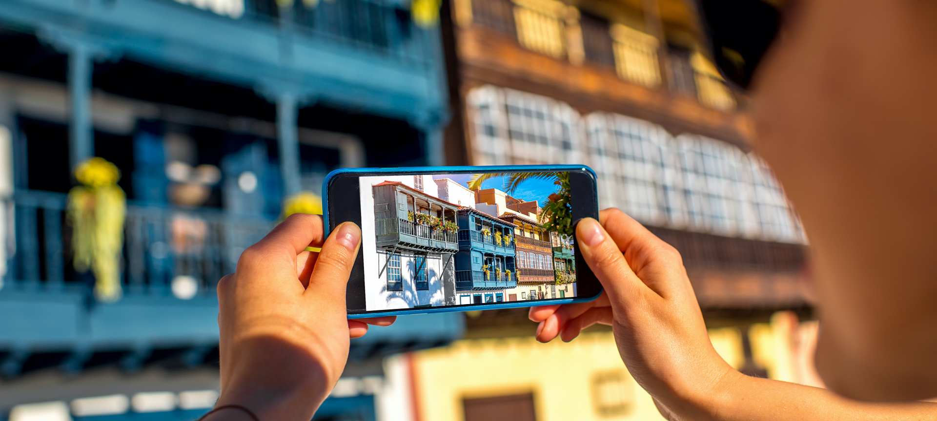 臨海通りのカラフルなバルコニーの写真を撮る観光客。サンタ・クルス・デ・ラ・パルマ、ラ・パルマ島 臨海通りのカラフルなバルコニーの写真を撮る観光客。サンタ・クルス・デ・ラ・パルマ、ラ・パルマ島