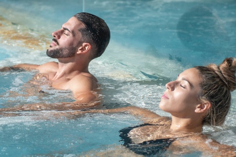 Casal relaxando numa jacuzzi do centro termal de Las Caldas, Cantábria