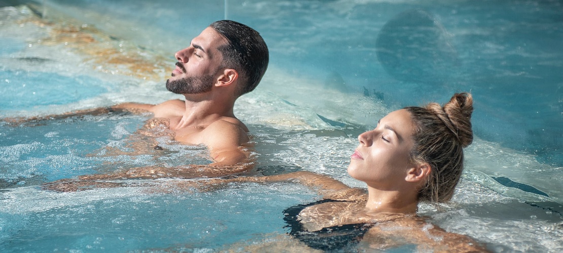 Casal relaxando numa jacuzzi do centro termal de Las Caldas, Cantábria