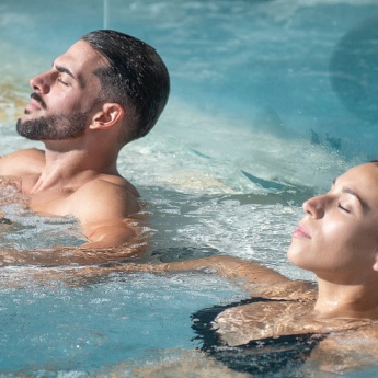 Coppia mentre si rilassa in una vasca idromassaggio delle Terme di Las Caldas, Cantabria