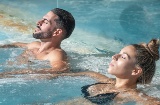 Entspannung in einem Whirlpool in der Therme von Las Caldas, Kantabrien