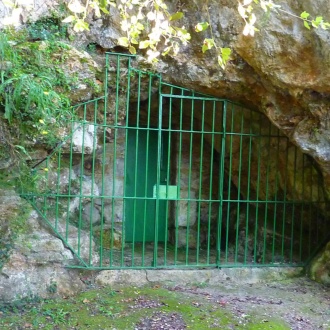 ラス・チメネアス洞窟。プエンテ・ビエスゴ