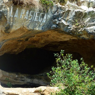 ラ・パシエガ洞窟。プエンテ・ビエスゴ