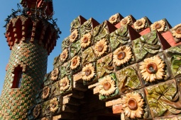 Détail du « Capricho » aux tournesols de Gaudí à Comillas, Cantabrie