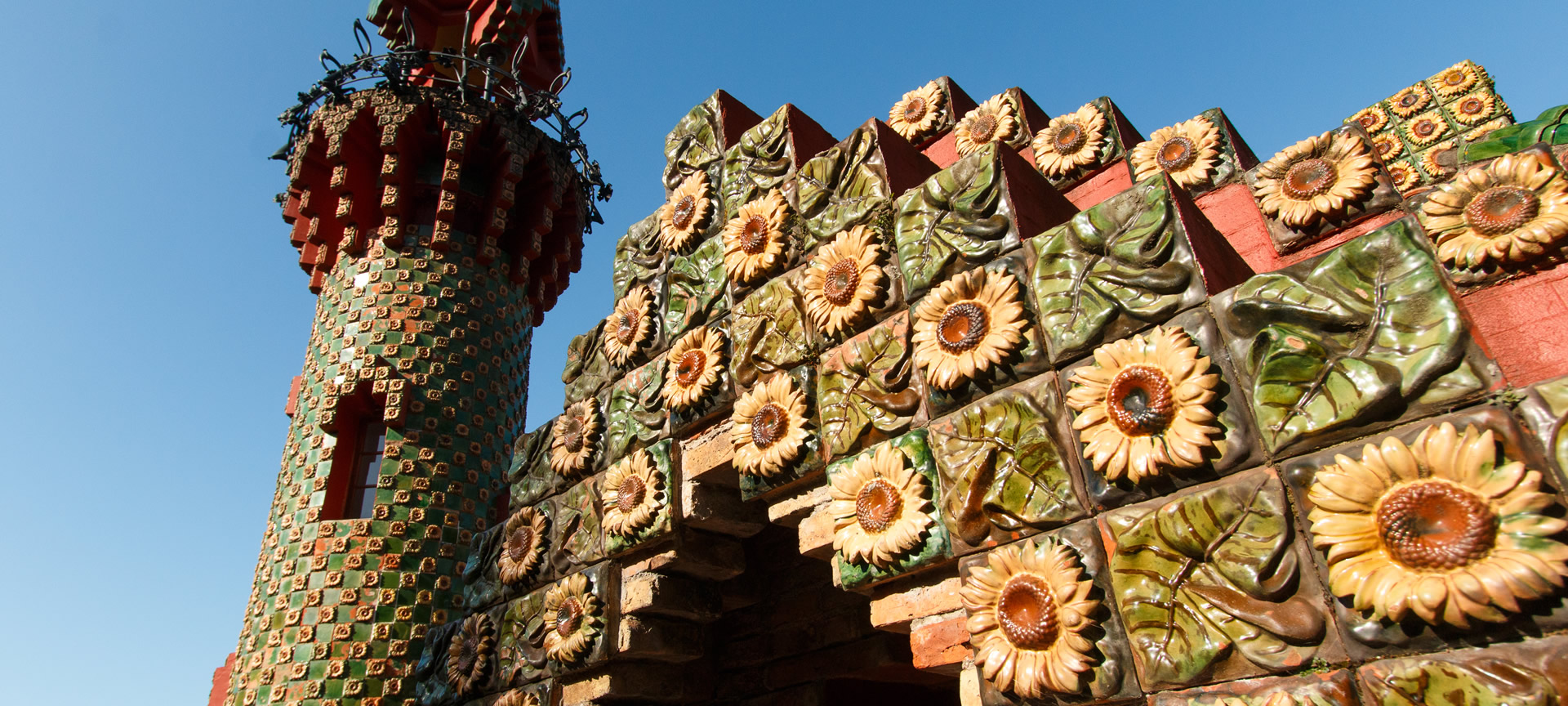カンタブリア州コミーリャスにあるガウディのひまわりの「エル・カプリチョ」のディテール カンタブリア州コミーリャスにあるガウディのひまわりの「エル・カプリチョ」のディテール