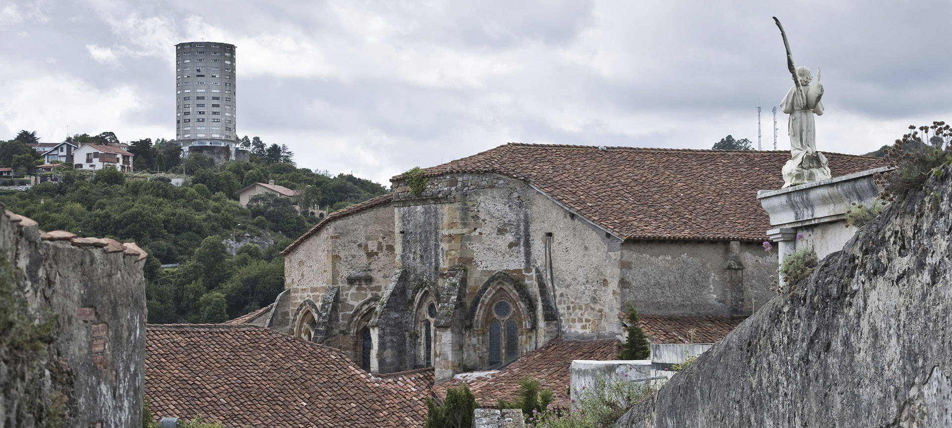 Vista de Laredo (Cantábria) e Igreja de Santa María de la Asunción Vista de Laredo (Cantábria) e Igreja de Santa María de la Asunción