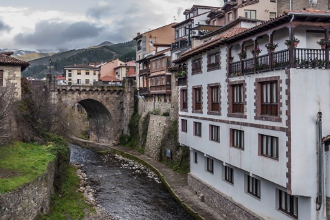 Vue de Potes, en Cantabrie