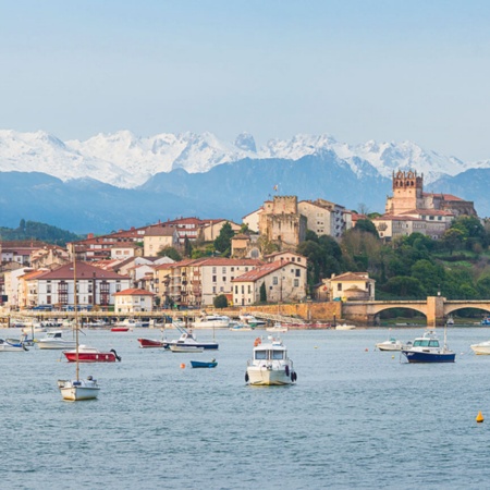 Vista de San Vicente de la Barquera, na Cantábria