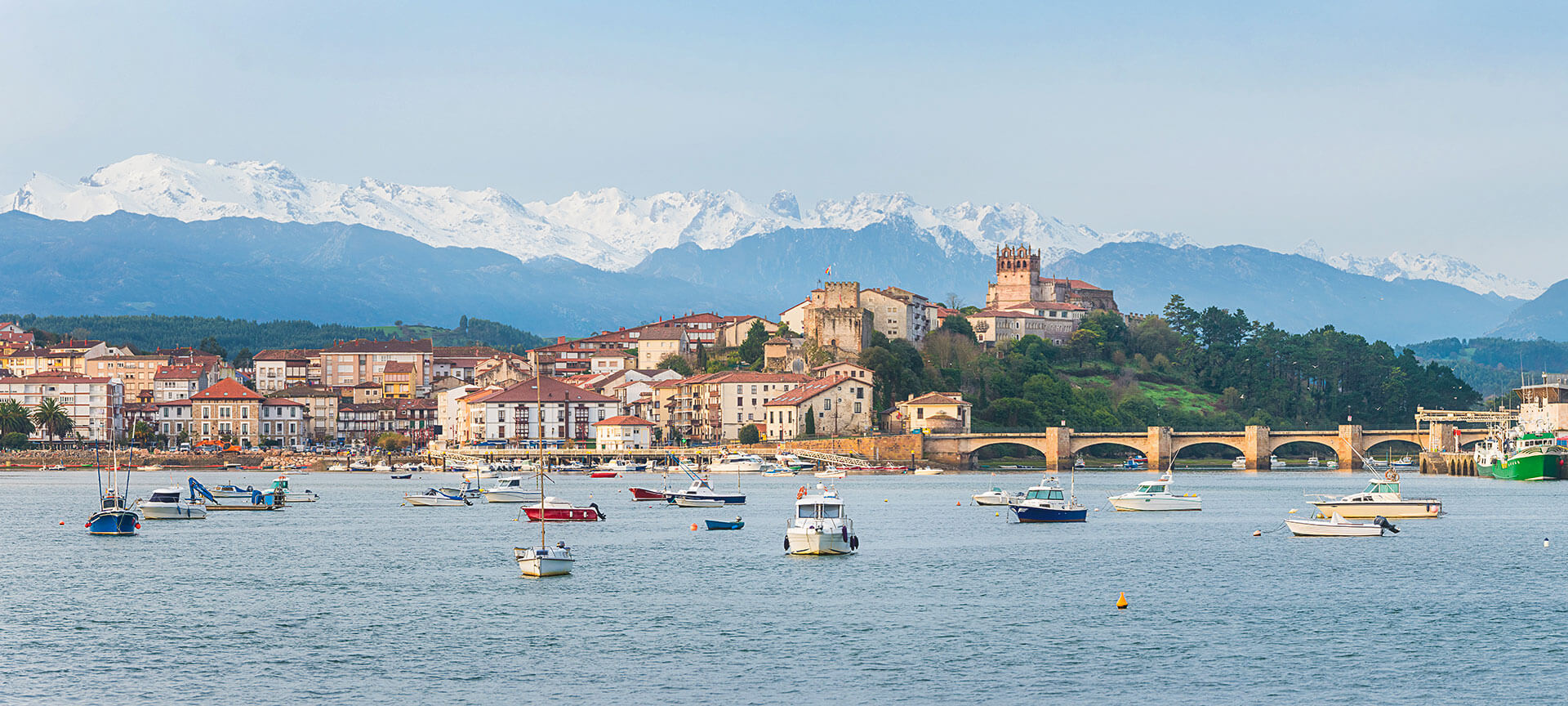 Vista de San Vicente de la Barquera, en Cantabria Vista de San Vicente de la Barquera, en Cantabria