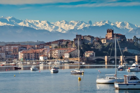 San Vicente de la Barquera with Los Picos de Europa mountains in the background. Cantabria