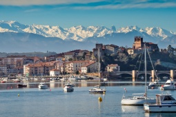 San Vicente de la Barquera avec les Pics d’Europe en toile de fond. Cantabrie