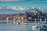 San Vicente de la Barquera con sullo sfondo i Picos de Europa. Cantabria