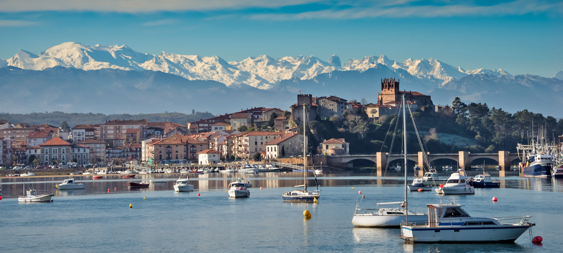 San Vicente de la Barquera con los Picos de Europa al fondo. Cantabria San Vicente de la Barquera con los Picos de Europa al fondo. Cantabria