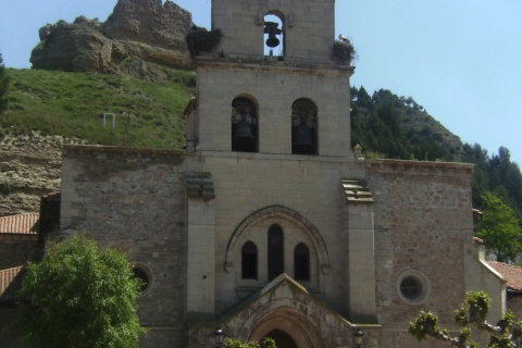 Exterior of the Church of Santa María with the castle in the background, in Belorado