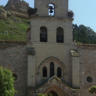 Exterior of the Church of Santa María with the castle in the background, in Belorado