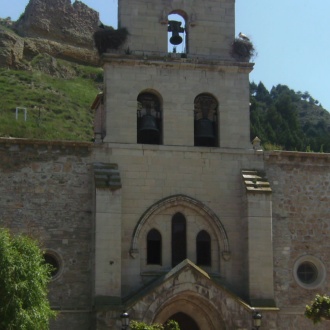 Extérieur de l'église Santa María avec le château en arrière-plan, à Belorado