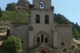 Extérieur de l'église Santa María avec le château en arrière-plan, à Belorado