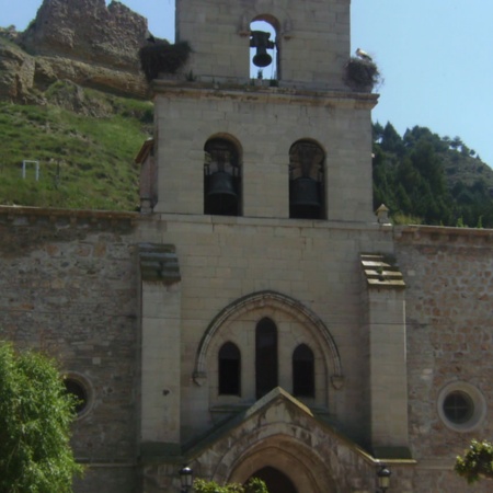 Extérieur de l'église Santa María avec le château en arrière-plan, à Belorado