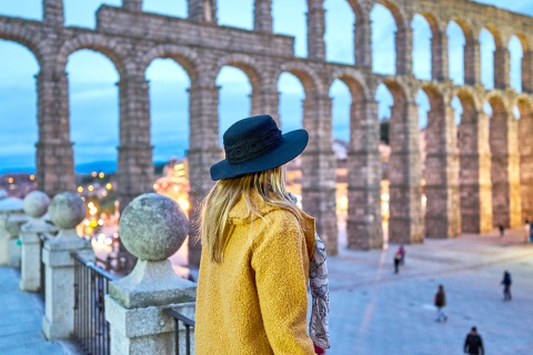 Moça jovem contemplando o aqueduto romano de Segóvia