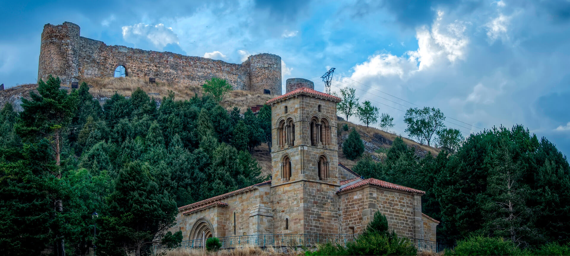 Santa-Cecilia-Kapelle und Burg in Aguilar de Campoo (Palencia, Kastilien-León)