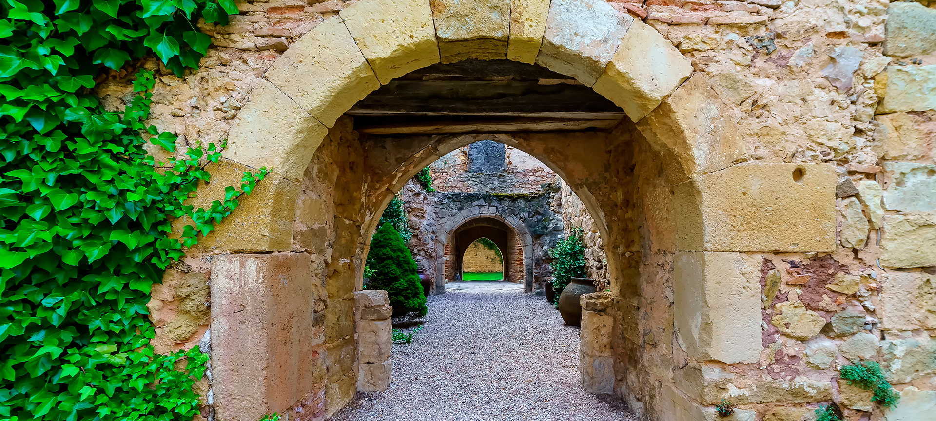 Arco de pedra em rua medieval de Pedraza, em Segóvia, Castilla y León