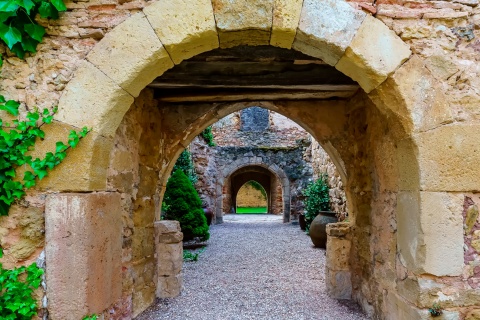 Каменная арка на средневековой улице в селении Педраса, Сеговия, Кастилия-и-Леон