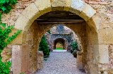 Steinbogen in der mittelalterlichen Straße von Pedraza in Segovia, Castilla y León