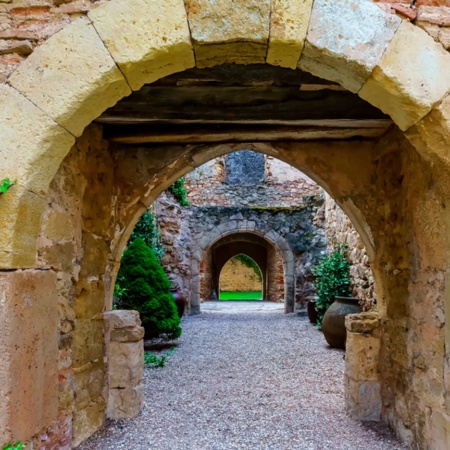 Arco de pedra em rua medieval de Pedraza, em Segóvia, Castilla y León