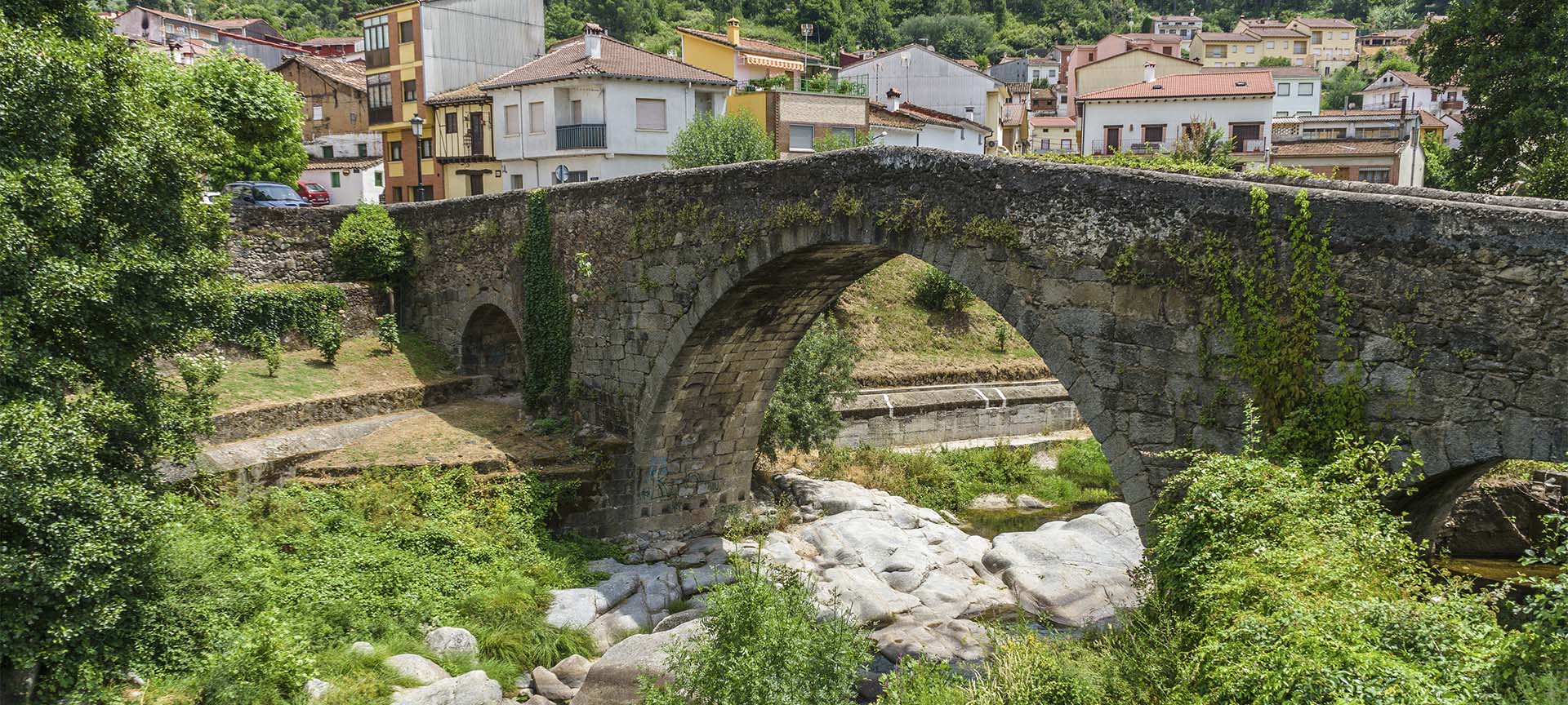 Średniowieczny most Aquelcabos w Arenas de San Pedro (Ávila, Kastylia-León)