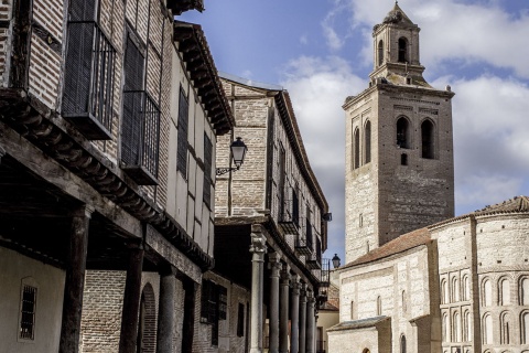 Plaza Mayor et église Santa María à Arévalo (province d’Ávila, Castille-León)