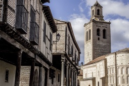Plaza Mayor et église Santa María à Arévalo (province d’Ávila, Castille-León)