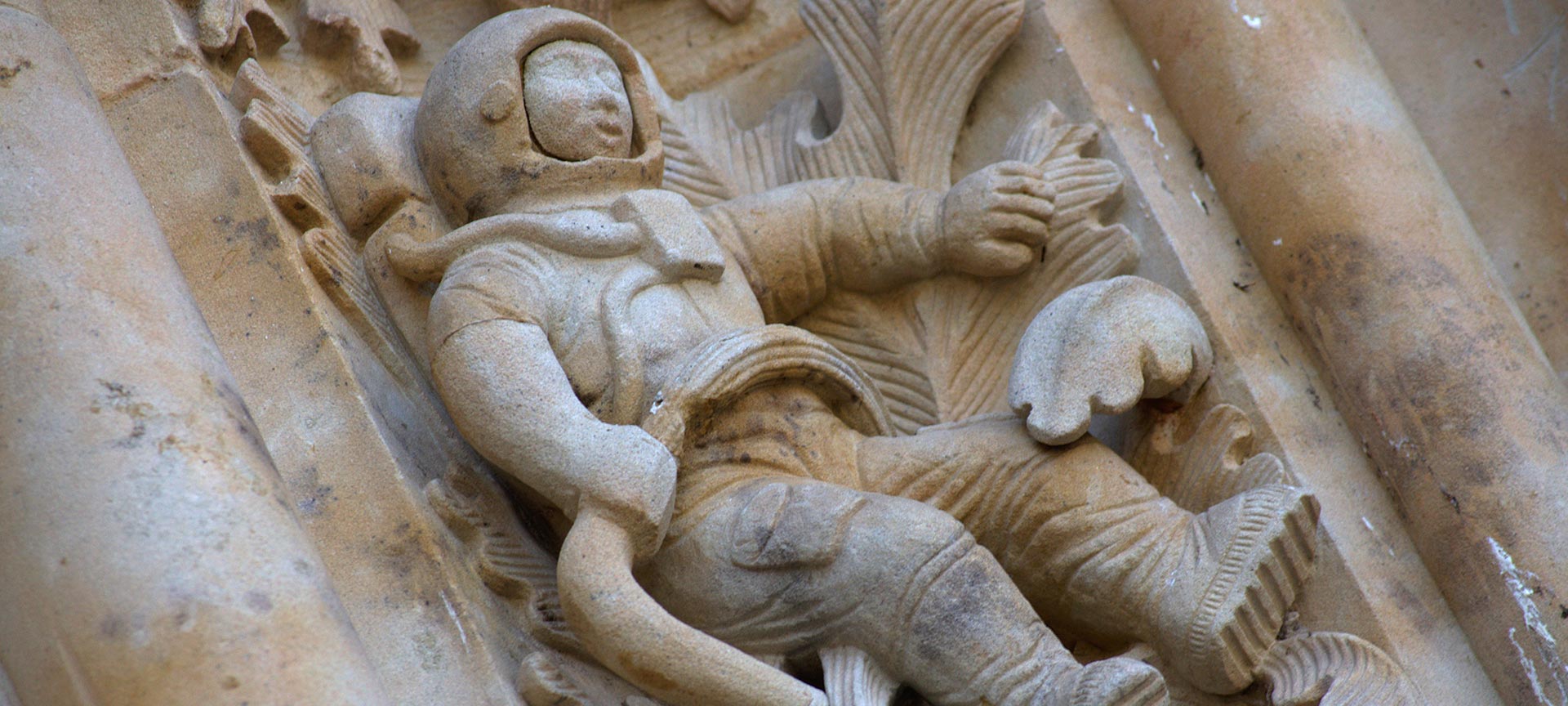 Détail d’un astronaute sur la façade de la cathédrale de Salamanque réalisé lors de la restauration de 1992.