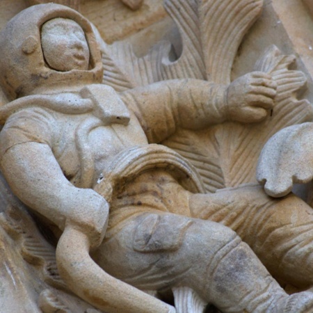 Detail eines Astronauten an der Fassade der Kathedrale von Salamanca, der bei der Restaurierung von 1992 hinzugefügt wurde
