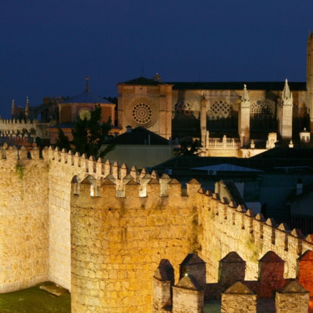 Gesamtansicht von Ávila (Kastilien-León) mit ihrer Stadtmauer