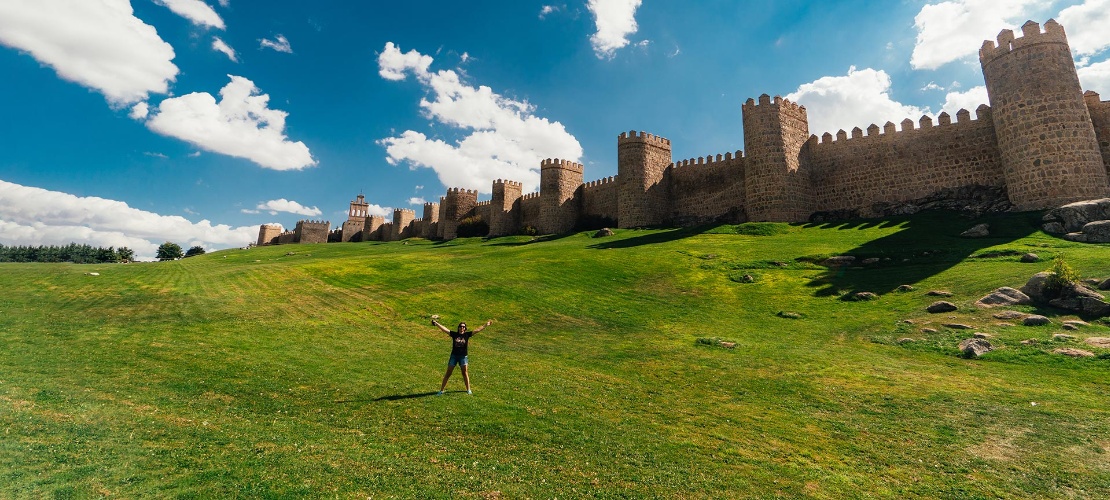 Turysta na murach w Ávila