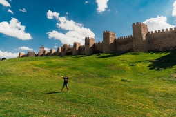 Touriste sur la muraille d’Ávila