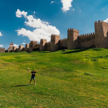 Tourist on the city walls of Ávila