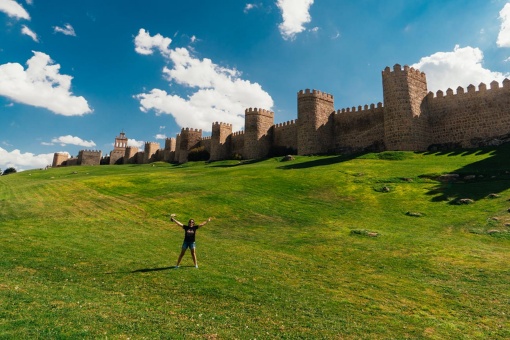 Turysta na murach w Ávila