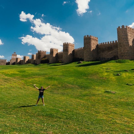 Turista presso le mura di Ávila