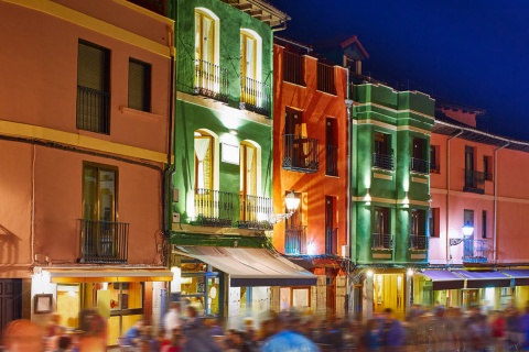 Vista nocturna del Barrio Húmedo de León