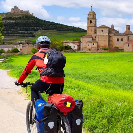 Pellegrino in bicicletta in arrivo a Castrojeriz (Burgos)