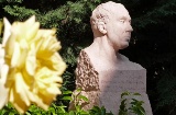 Busto a Antonio Machado en los jardines de la Casa Museo Machado de Segovia