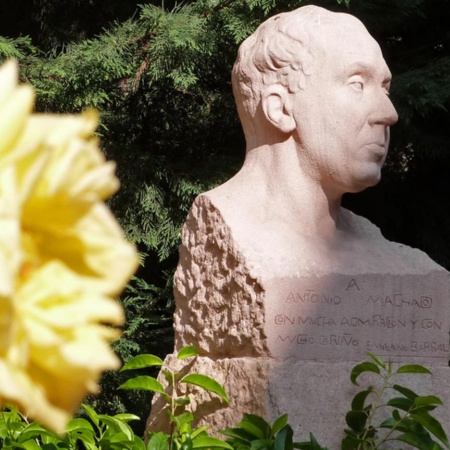 Busto de Antonio Machado nos jardins da Casa Museu Machado, em Segóvia