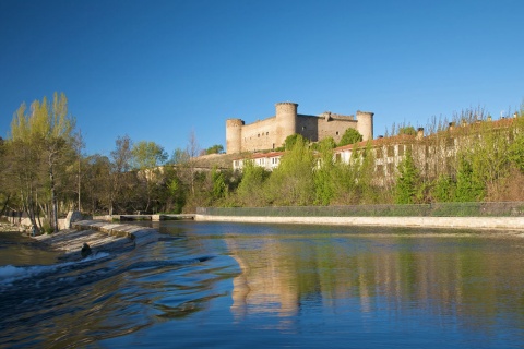 Rzeka Tormes, przepływająca przez El Barco de Ávila (Ávila, Kastylia-León) z zamkiem Valdecorneja w tle