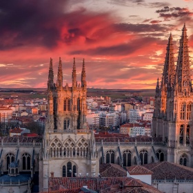 Vue à la tombée de la nuit des tours de la cathédrale de Burgos, Castille-et-León Vue à la tombée de la nuit des tours de la cathédrale de Burgos, Castille-et-León